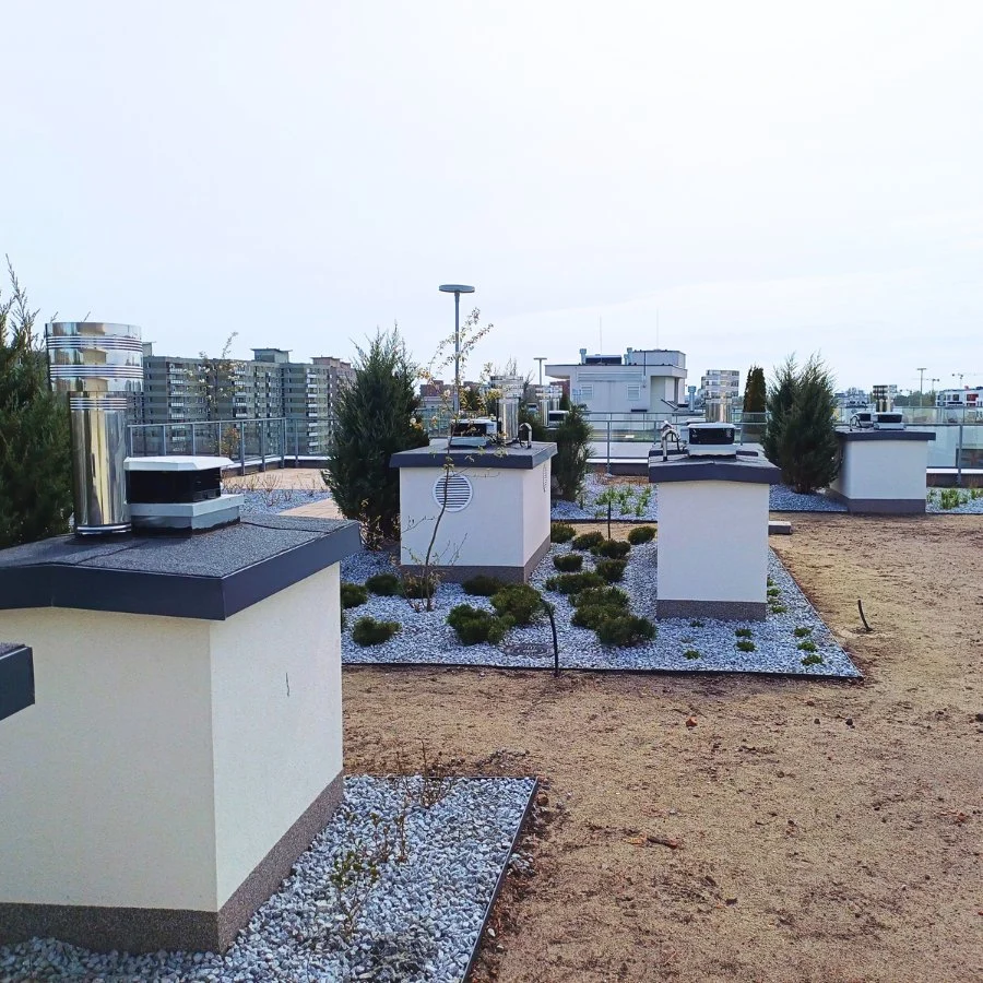 wentylatory dachowe w warszawie na dachu budynku wielorodzinnego przy ul. wysockiego