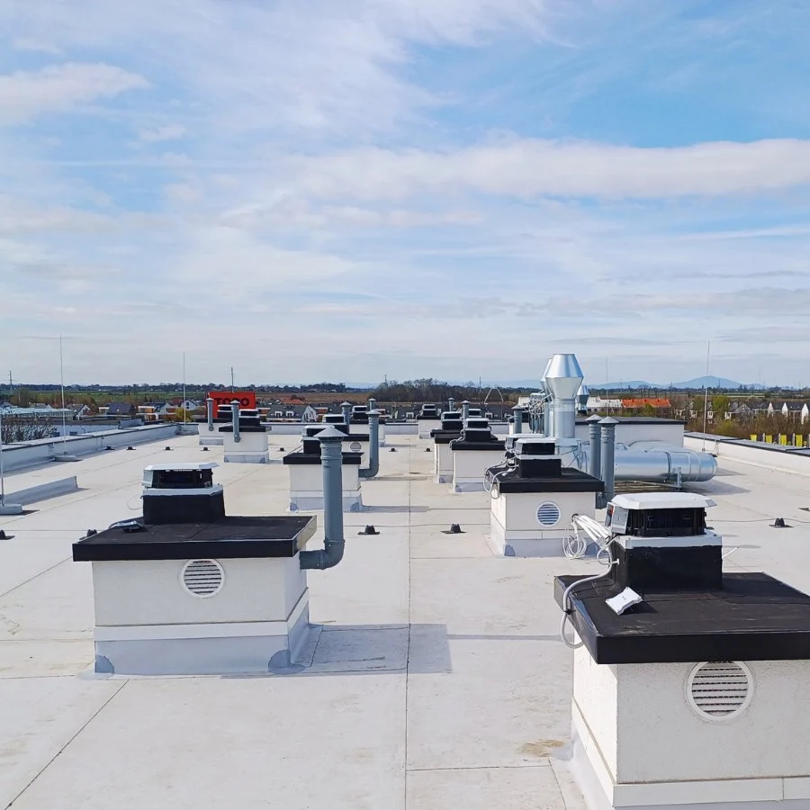 wentylatory dachowe z poziomym wyrzutem powietrza na dachu budynku wielorodzinnego